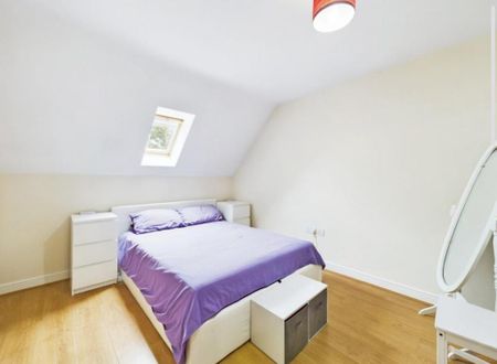 4 bedroom semi-detached house to rent - Photo 3