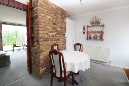 3 bedroom Detached bungalow to rent - Photo 2