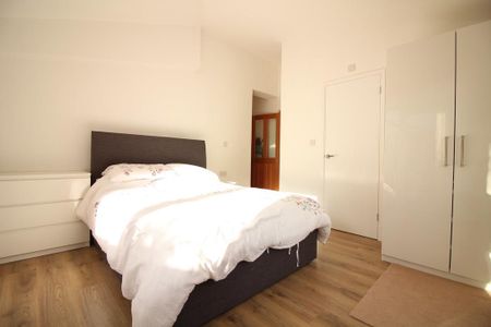 Riverview Gardens, Twickenham - Photo 3