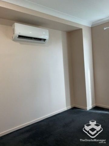 3 Bed 2 Bath 2 Car Duplex - Photo 3