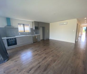 3 BEDROOM - SINGLE LEVEL - NEAR NEW - Photo 5