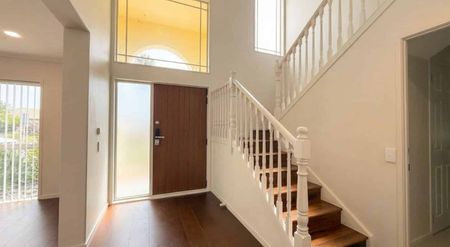 Premium 5-Bedroom Family Residence in Golflands - Photo 3