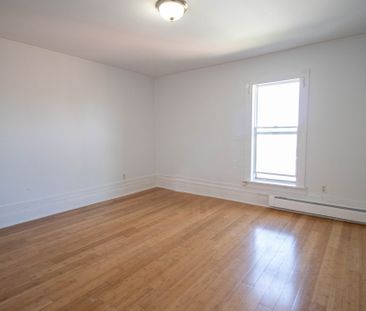 Spacious 2 Bedroom Unit in Niagara Falls! - Photo 6