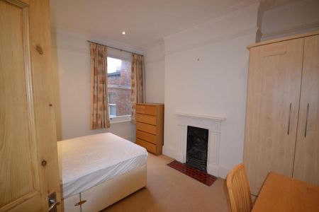 3 bedroom flat to rent - Photo 4