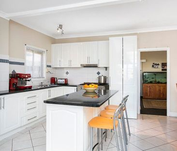 LARGE 4 BEDROOM HOME WITH A POOL! - Photo 2