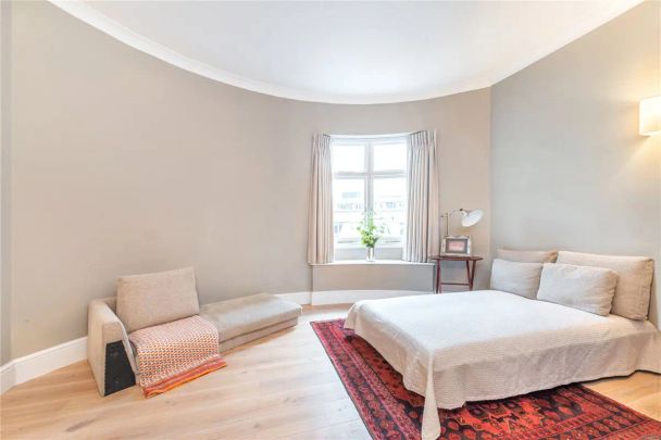 3 bedroom flat in London - Photo 1