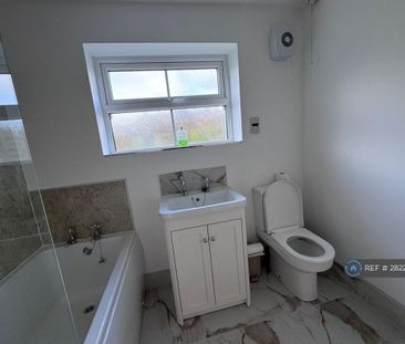 4 bedroom end of terrace house to rent - Photo 3