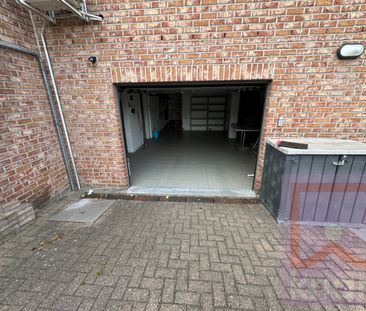 BEMEUBELD - Ruim 2-slaapkamer appartement met terras en garage. - Photo 2