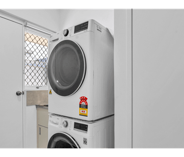 Newly renovated open plan living - Photo 1