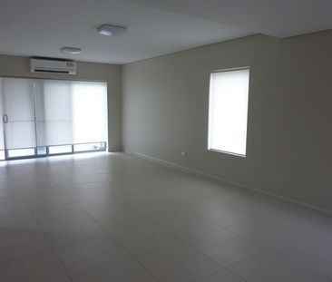 Modern 3 bedroom Townhouse in a family friendly setting - Photo 3