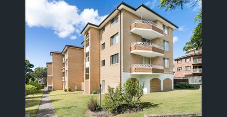 Sunny Renovated 2 Bedroom Apartment - Photo 2