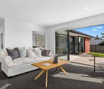Sunny 4-Bedroom Ex Showhome - Photo 4
