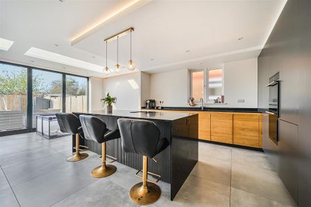 5 bedroom semi-detached house to rent - Photo 3