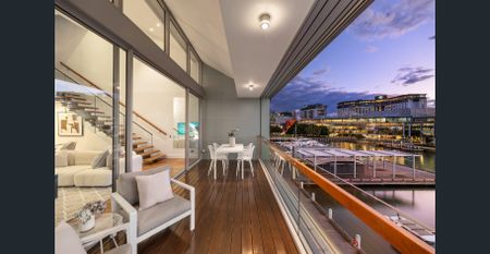World class Harbourside Penthouse Living - Photo 2