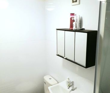 Room in a Shared Flat, Roland Way, SE17 - Photo 6