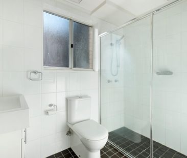 Beautifully presented two bedroom apartment - Photo 3
