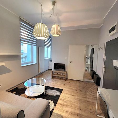 Komfortowe 2 pokoje w centrum z windą i piwnicą. - Photo 2