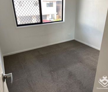 3 BEDROOM TOWNHOUSE - Double Garage, Air Cons, Pets Welcome - Photo 3