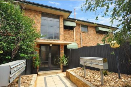 Beautifully Renovated Art Deco Apartment in Prime Location! - Photo 2