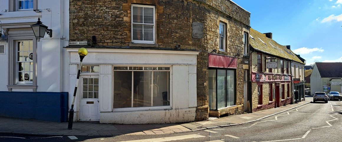 BUCKINGHAM TOWN CENTRE - 1 BEDROOM - FIRST FLOOR - NEWLY REFURBISHED - Photo 1