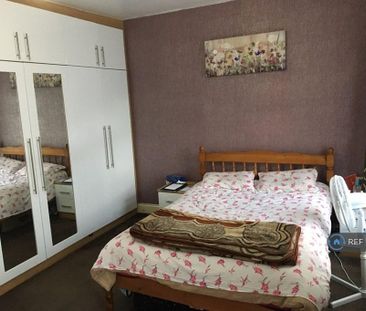 4 bedroom end of terrace house to rent - Photo 6