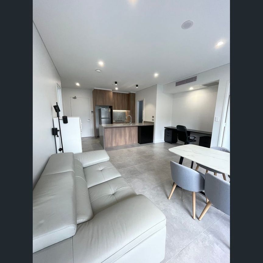 Furnished two bedroom apartment in Mascot with open outlook - Photo 1