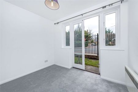 Bright and spacious one bedroom flat benefiting from off-street parking and direct access to communal gardens - Photo 4