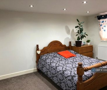 3 bedroom flat to rent - Photo 2