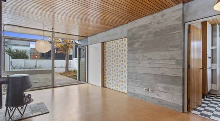 One Bedroom Heritage Apartment City West (Downstairs) with garage - Photo 5