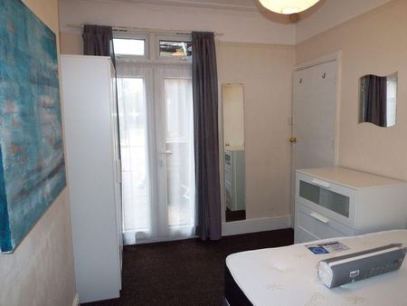 4 bedroom semi-detached house to rent - Photo 4