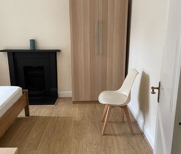 2 Bed Flat, Rock Street, N4 - Photo 2