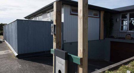 Kingston Gem: Spacious 5-Bedroom Family Home with - Photo 5