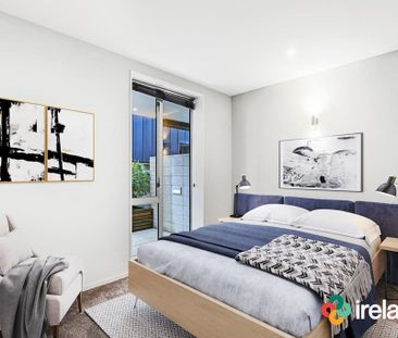 Stylish two-bedroom apartment puts you in the heart of the city - Photo 3