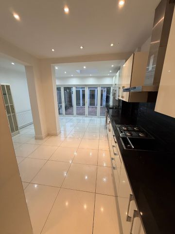 4 Bed Terraced House, Golfe Road, IG1 - Photo 2