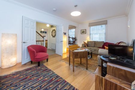 3 bedroom mews to rent - Photo 2