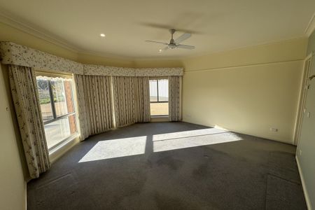 4 Bedroom Immaculate Home - Photo 2