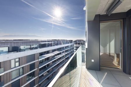 Elegant new penthouse with panoramic views - Photo 3
