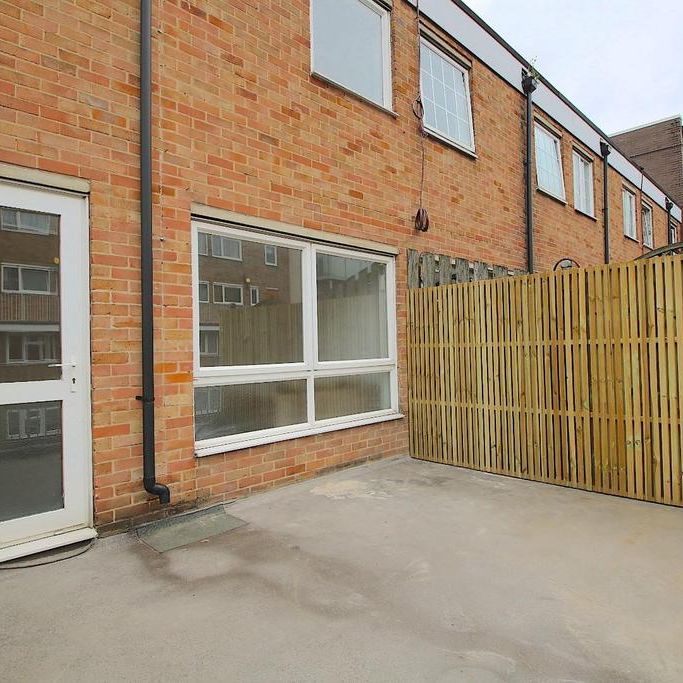 4 bedroom flat to rent - Photo 1