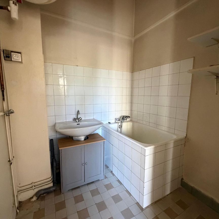 Location Appartement 1 pièce 40m² LYON 3ème - Photo 1