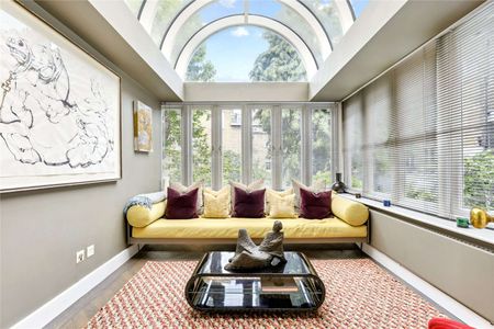 Contemporary stucco fronted house finished to a high standard throughout located in the heart of South Kensington. - Photo 2