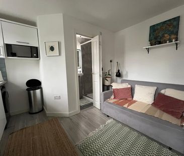 Studio Flat, Elmshaw Road, SW15 - Photo 5