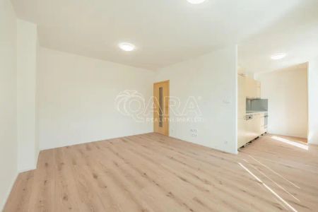 Pronájem světlého bytu 2+kk (53,6 m and sup2;) v Zelenečské ulici ideální pro dlouhodobé bydlení - Photo 3