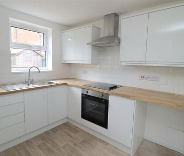 2 bedroom end of terrace house to rent - Photo 5