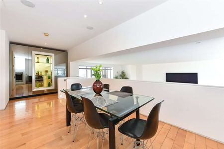 A spacious duplex apartment extending to approximately 2,272 sq ft - Photo 3