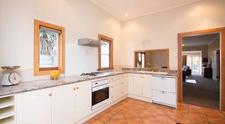 Three Bedroom Family Home - Photo 2