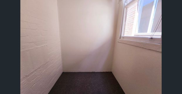 SHARED ACCOMMODATION - PRIVATE ROOM WITH SUNROOM/OFFICE - Photo 1