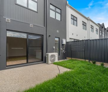 Brand New 4 bedroom townhouse overlooking large park! - Photo 5