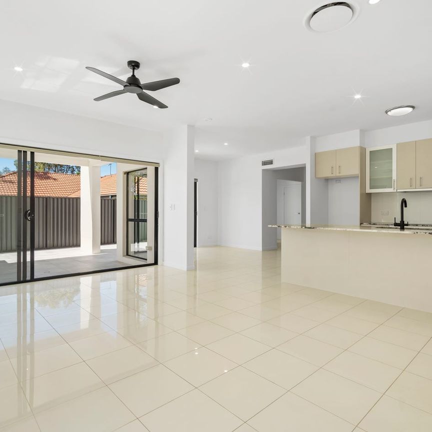 5 Bedroom Home 2 minutes from Varsity College Primary! - Photo 1