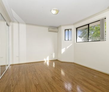 Large 3 Bedroom Townhouse - Photo 2