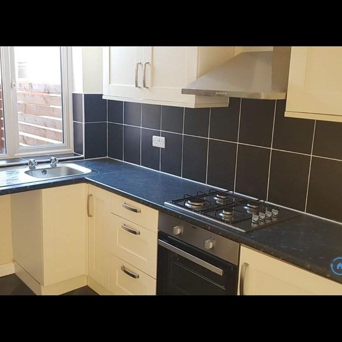 2 bedroom end of terrace house to rent - Photo 1